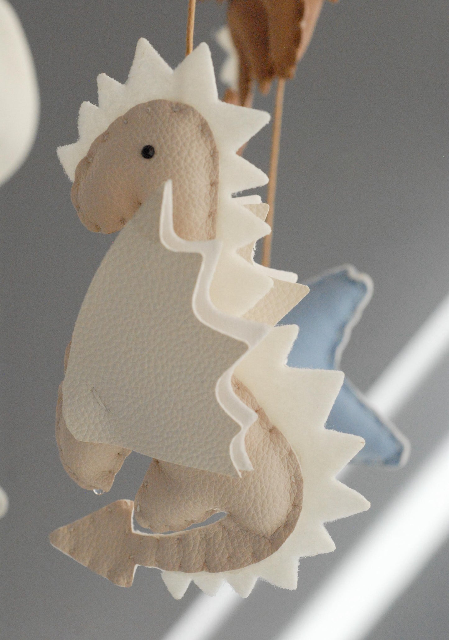 Móvil "Los Dragones de las nubes"