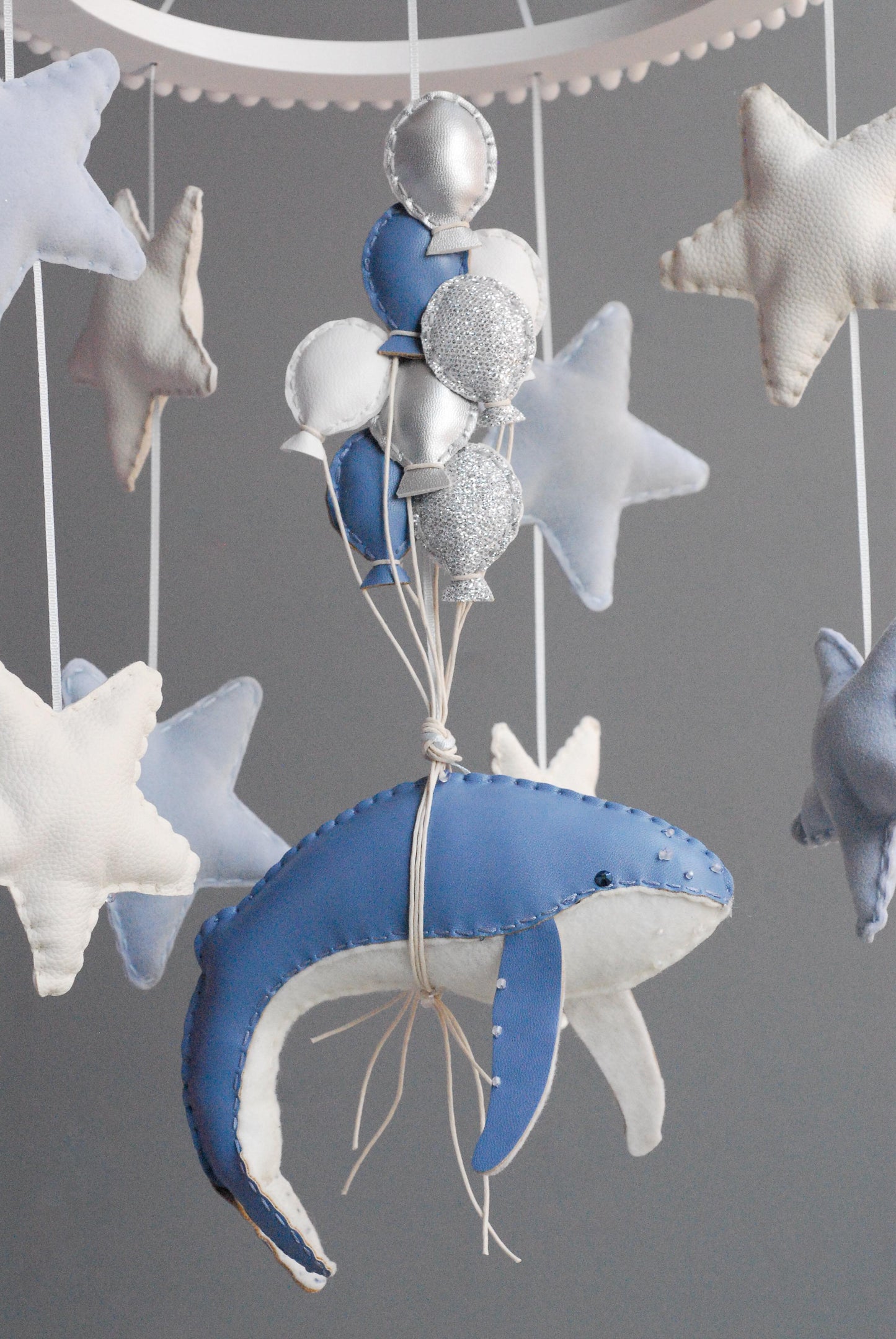 Móvil "Lucía entre globos y estrellas"
