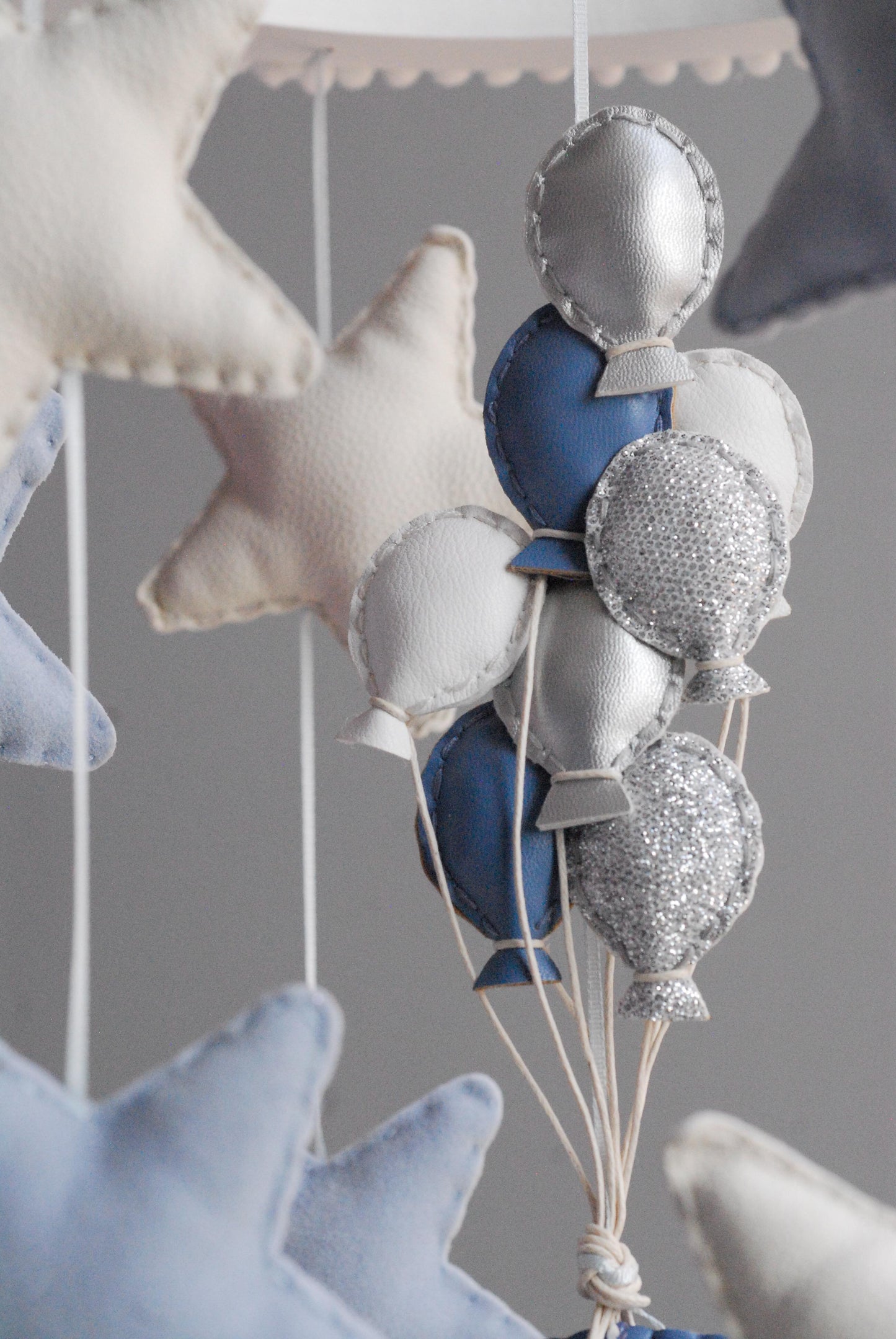 Móvil "Lucía entre globos y estrellas"
