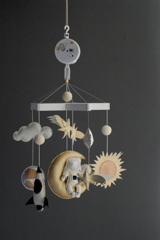 Móvil "Bruno llega a la luna"
