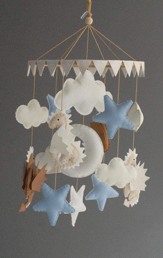 Móvil "Los Dragones de las nubes"